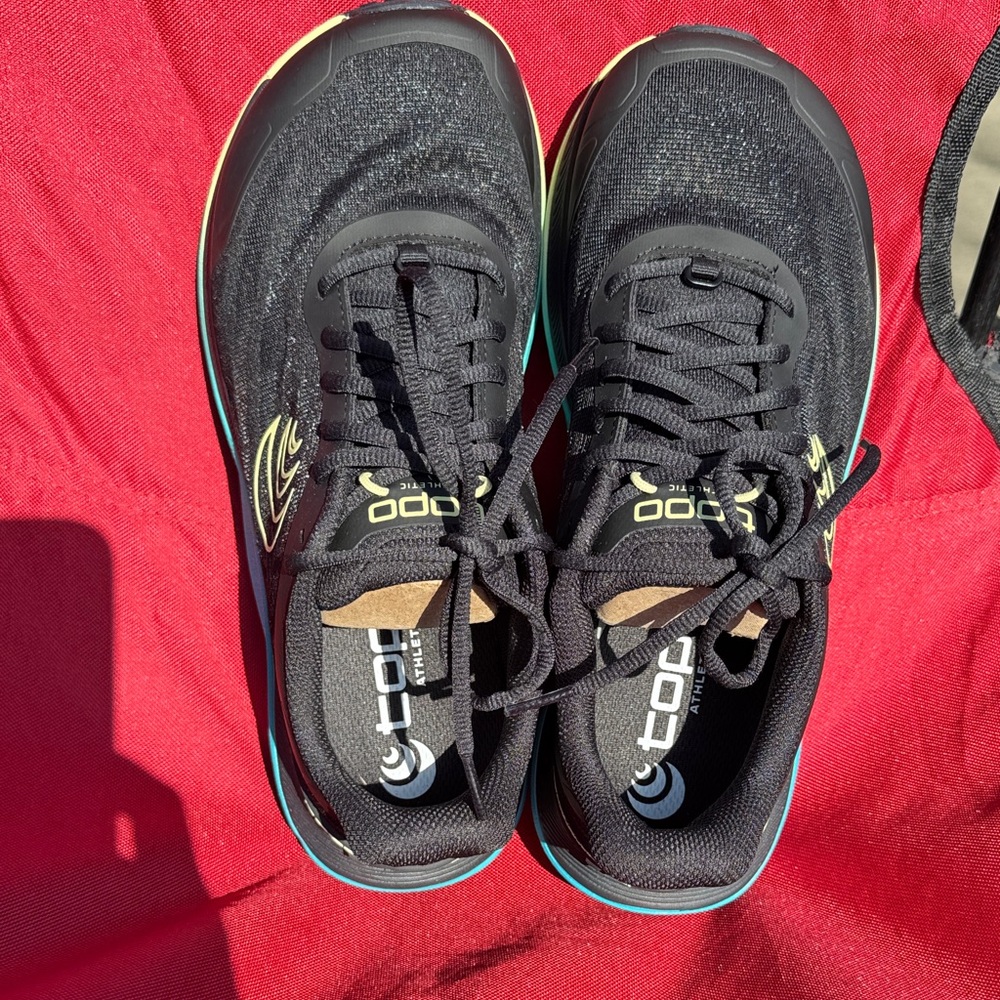Topo Black Athletic Sneakers